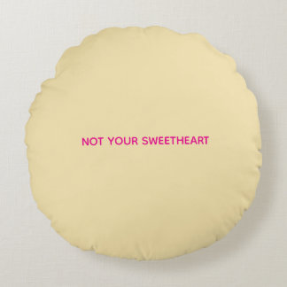 "Not Your Sweetheart" Circle Pillow Rund Kudde