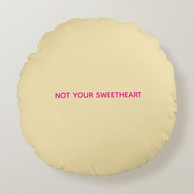 "Not Your Sweetheart" Circle Pillow Rund Kudde (Framsidan)