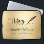Notariskt lån som undertecknar svart agent guld laptop fodral<br><div class="desc">En faux guld-bakgrund och en svart namnteckning signeringspenna. Elegant-handskript i stil. Anpassa och lägg till ditt namn,  din titel.</div>