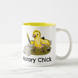 Notarychick med fjäderquillen och dokument Två-Tonad mugg