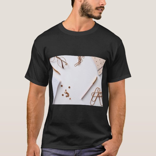 Notebook & Desk Vibes Grafisk T-shirt (Framsida)