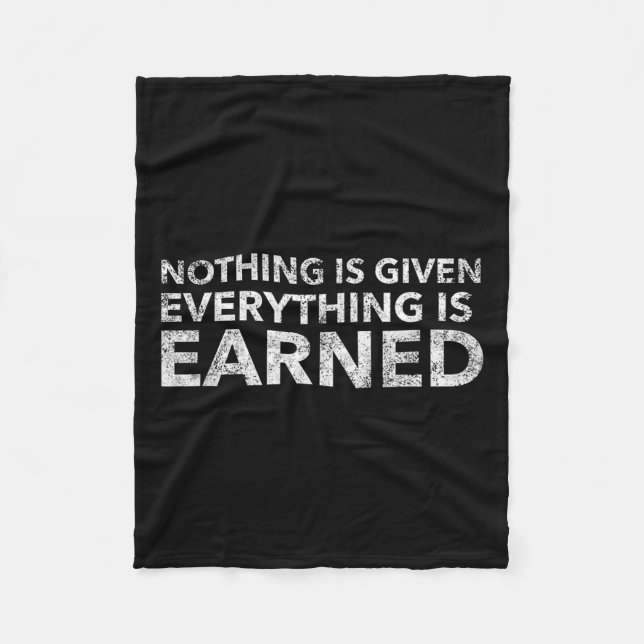 Nothing Is Given Everything Is Earned Motivational Fleecefilt (Framsidan)