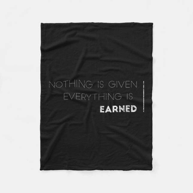 Nothing Is Given Everything Is Earned Motivational Fleecefilt (Framsidan)
