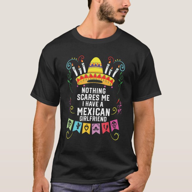 Nothing Scares Me I Have A Mexican Girlfriend Mexi T Shirt (Framsida)