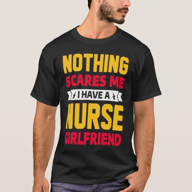 Nothing Scares Me I Have A Nurse Girlfriend Boyfri T Shirt (Framsida)