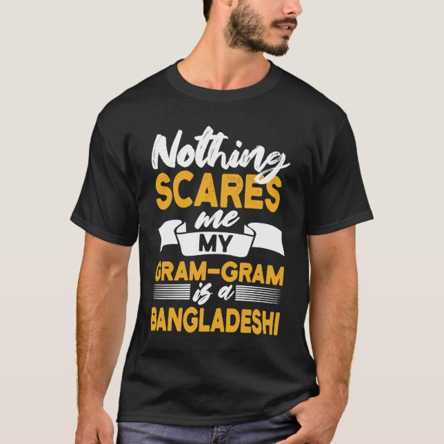 Nothing Scares Me My Gram Gram Is Bangladeshi T Shirt (Framsida)