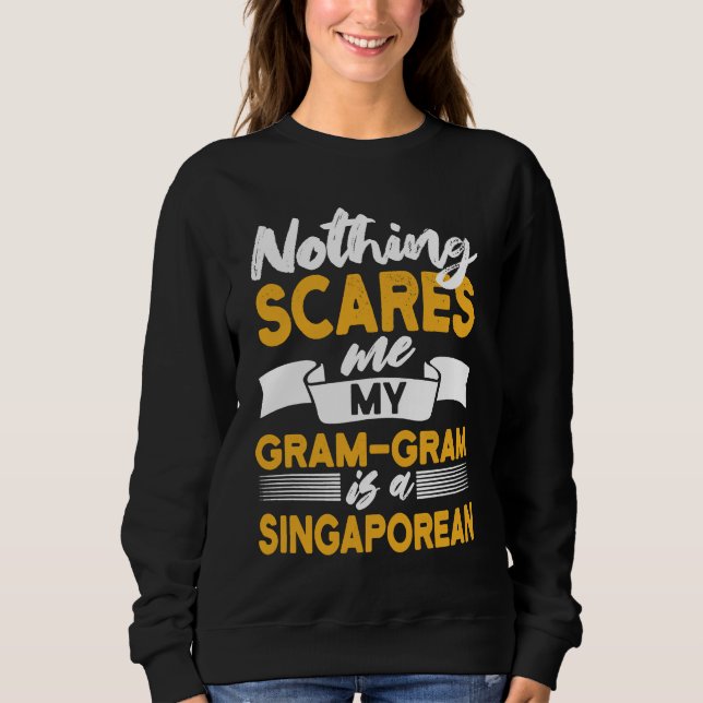 Nothing Scares Me My Gram Gram Is Singaporean T Shirt (Framsida)