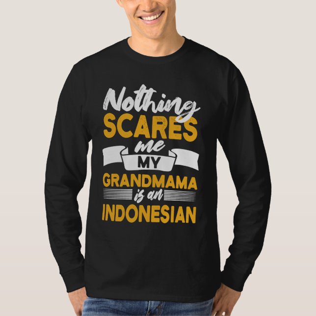 Nothing Scares Me My Grandmama Is Indonesian  Indo T Shirt (Framsida)