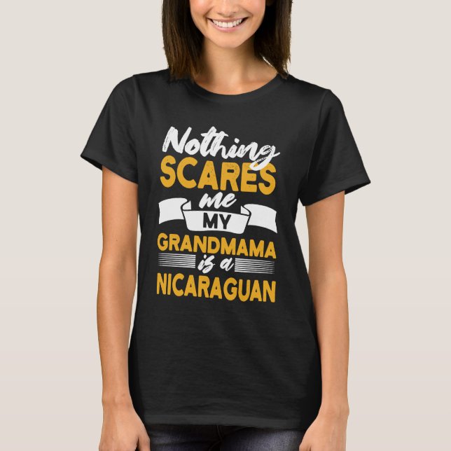 Nothing Scares Me My Grandmama Is Nicaraguan  Nica T Shirt (Framsida)