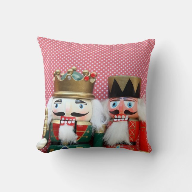 nötknäppare med polka dotsdekorativ kudde (Framsida)