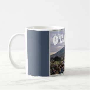 Nötkreatursmarknaden Otavalo, Ecuador Kaffemugg
