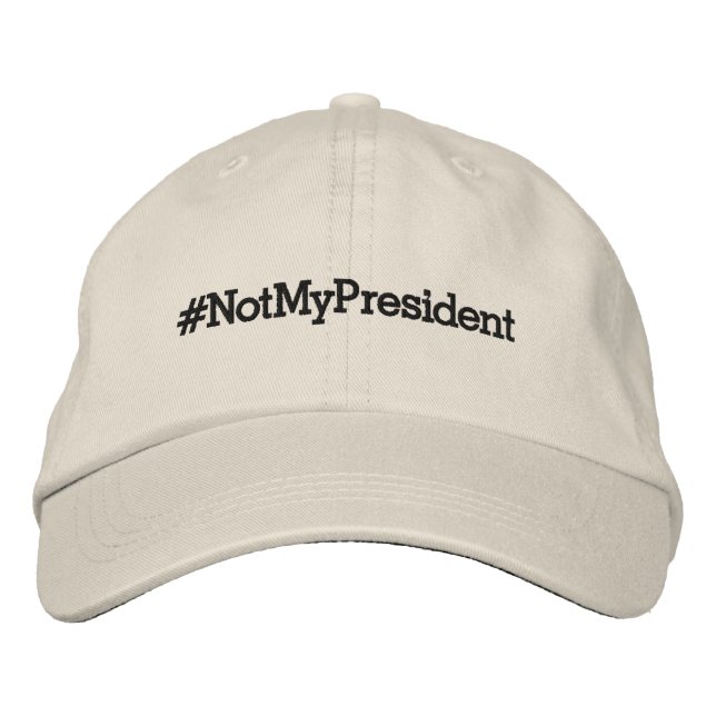 #NotMyPresident djärv svart text på kakier Broderad Keps (Framsida)