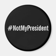 #NotMyPresident vitbrev på den svart magneten