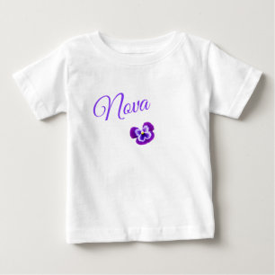 Nova, flicknamn med en söt lila pensé t shirt