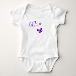 Nova, Girls Namn Logotyp med Söt Lila Pansy T Shirt