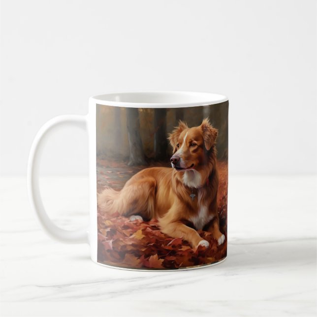 Nova Scotia Duck Terrier i höstlöv faller Kaffemugg (Vänster)