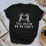 NOVA Skull Bride eller Die Till DödsBachelorette T Shirt<br><div class="desc">Den här "tills döden gör oss party"-bakterien till skjortan har en hjärtformade skelett händer och en edgy typsnittsdesign. Koppla den här skjortan med skjortan "brud eller dö" för att få ett kohesivt bachelorette-utseende.</div>