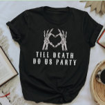 NOVA Skull Bride eller Die Till DödsBachelorette T Shirt<br><div class="desc">Den här "tills döden gör oss party"-bakterien till skjortan har en hjärtformade skelett händer och en edgy typsnittsdesign. Koppla den här skjortan med skjortan "brud eller dö" för att få ett kohesivt bachelorette-utseende.</div>
