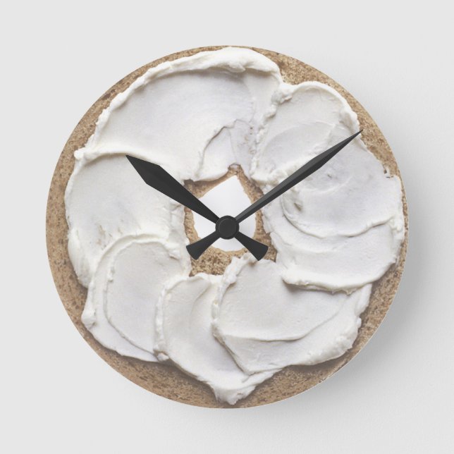 Noveltyn Bagel och Cream Cheese Rund Klocka (Framsida)