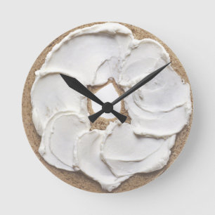 Noveltyn Bagel och Cream Cheese Rund Klocka