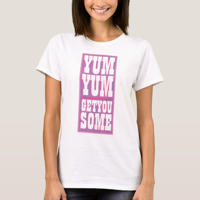 Noveltyn YUM YUM GER DIG LÅNGT T Shirt (Framsida)