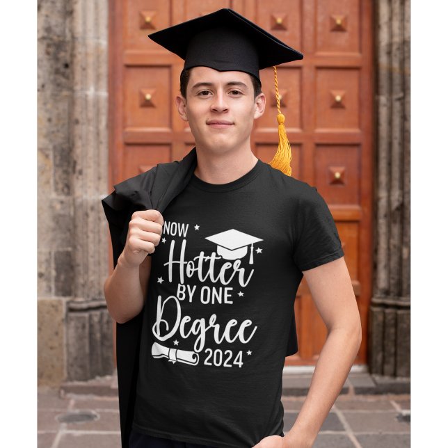 Now Hotter By one Degree 2024 Funny Graduated Gift T Shirt (Skapare uppladdad)