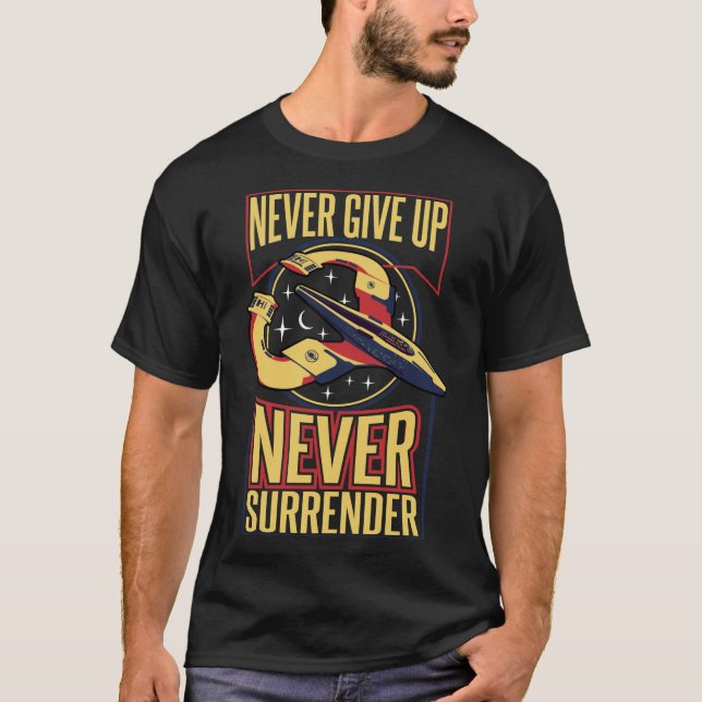 NSEA Protector Aldrig Ge Up Surrender v2 Es T Shirt (Framsida)