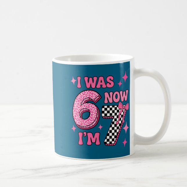 Nu 6 7 67 Födelsedag Sex Kaffemugg (Höger)