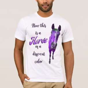 Nu är detta en häst av en annan färg lila t shirt