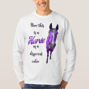 Nu är detta en häst av en annan Lila vid Färg T Shirt