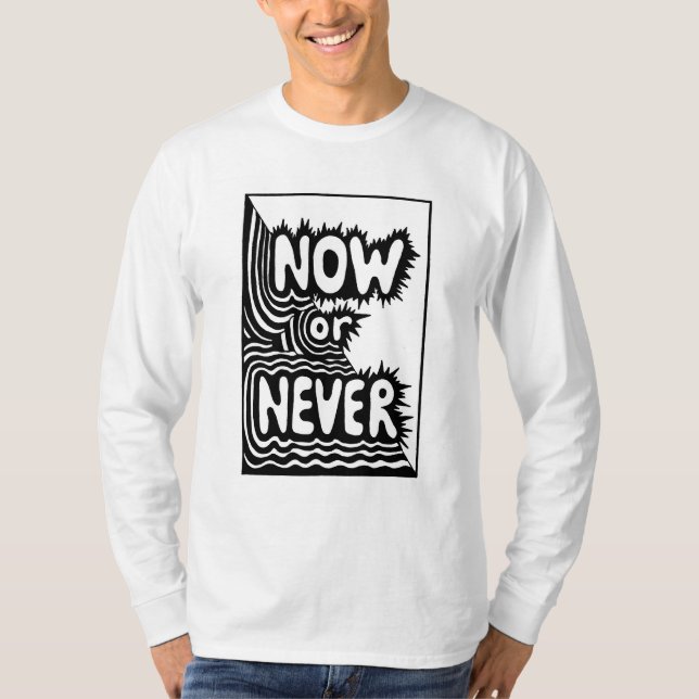 "Nu eller Aldrig" Inspirerande slogan - Modern djä T Shirt (Framsida)