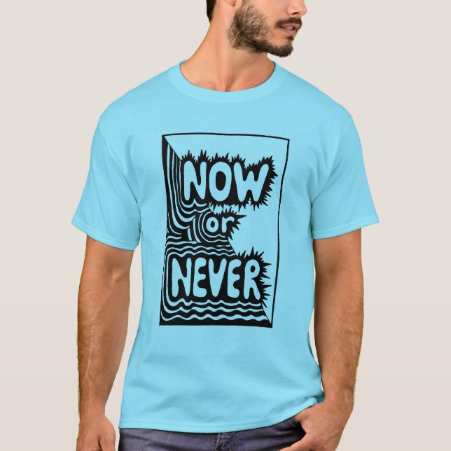 "Nu eller Aldrig" Inspirerande slogan - Modern djä T Shirt (Framsida)