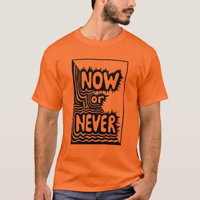 "Nu eller aldrig" Inspirerande slogan - Modern djä T Shirt (Framsida)