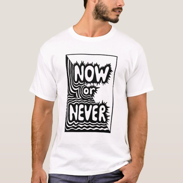"Nu eller Aldrig" Inspirerande slogan - Modern djä T Shirt (Framsida)