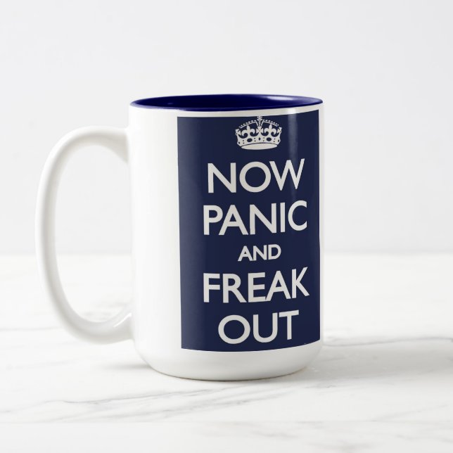 Nu göra panikslagen och flippa ur ut Två-Tonad mugg (Vänster)