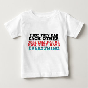 Nu har de allt Baby T-Shirt