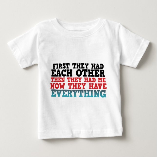 Nu har de allt Baby T-Shirt (Framsida)
