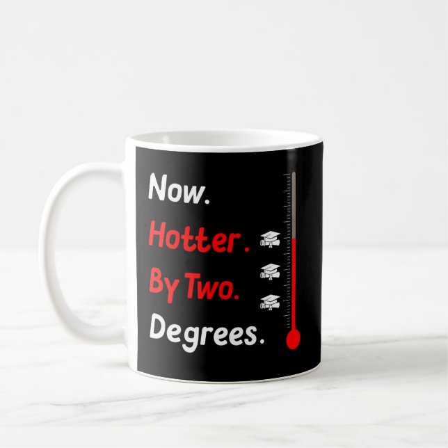 Nu har hon 2022 D med två grader Studenten. Kaffemugg (Vänster)
