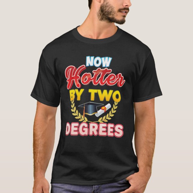 Nu har vi två grader med kandidatexamen Doktor G T Shirt (Framsida)