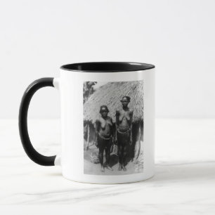 Nubian kvinnor som framme står av koja mugg