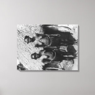 Nubian kvinnor som står av koja, fotograferar canvastryck