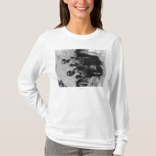 Nubian kvinnor som står av koja, fotograferar t shirt