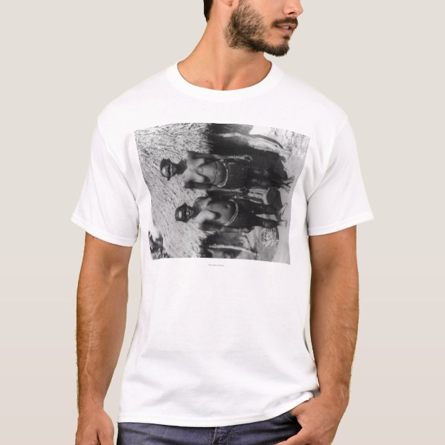 Nubian kvinnor som står av koja, fotograferar tee (Framsida)
