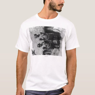 Nubian kvinnor som står av koja, fotograferar tee shirt