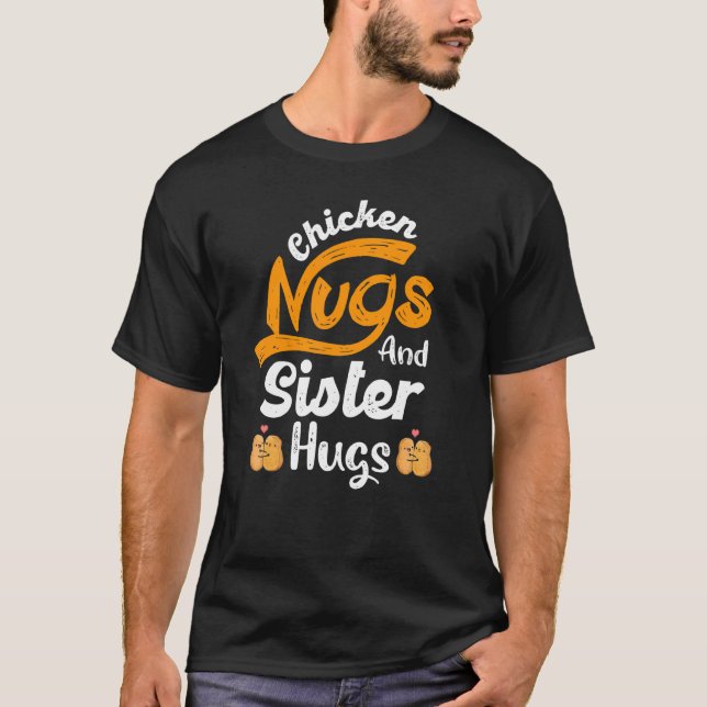 Nugget Chicken Nugs och Sister Hugs Sister Birthda T Shirt (Framsida)