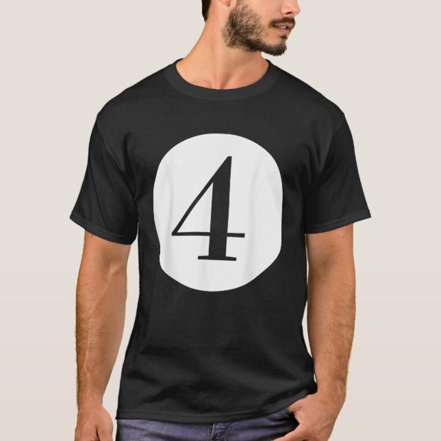 Nummer 4 för vuxna barn familj nummer  t shirt (Framsida)