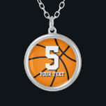 Nummer 5: Basketballhalsband | Anpassningsbar Silverpläterat Halsband<br><div class="desc">Nummer 5: Basketballhalsband | Anpassningsbart team namn och jersey-nummer. Coolans sportgåva till basketbollspelare och buss.</div>