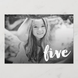 Numrerar den 5th födelsedagen för pojkeflickor fem inbjudningar