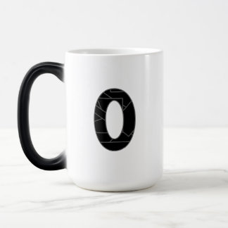 Numret noll (0) i svart magisk mugg