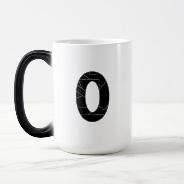 Numret noll (0) i svart magisk mugg (Vänster)